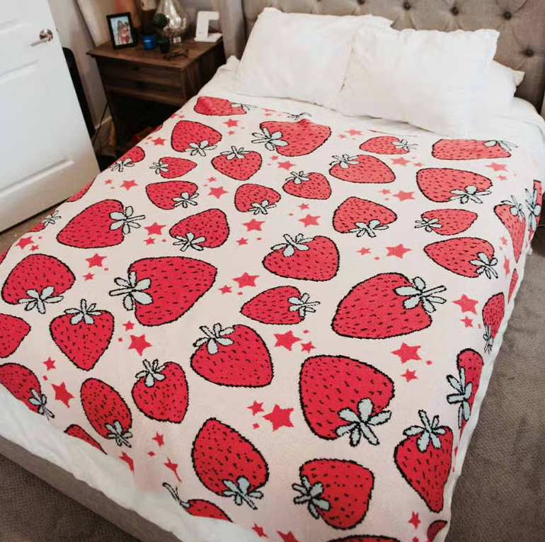 STRAWBERRY OVERSIZED BLANKET