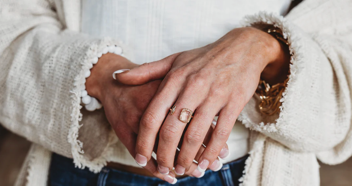 CLARA HAMMERED GOLD RING WITH CLEAR CENTER STONE