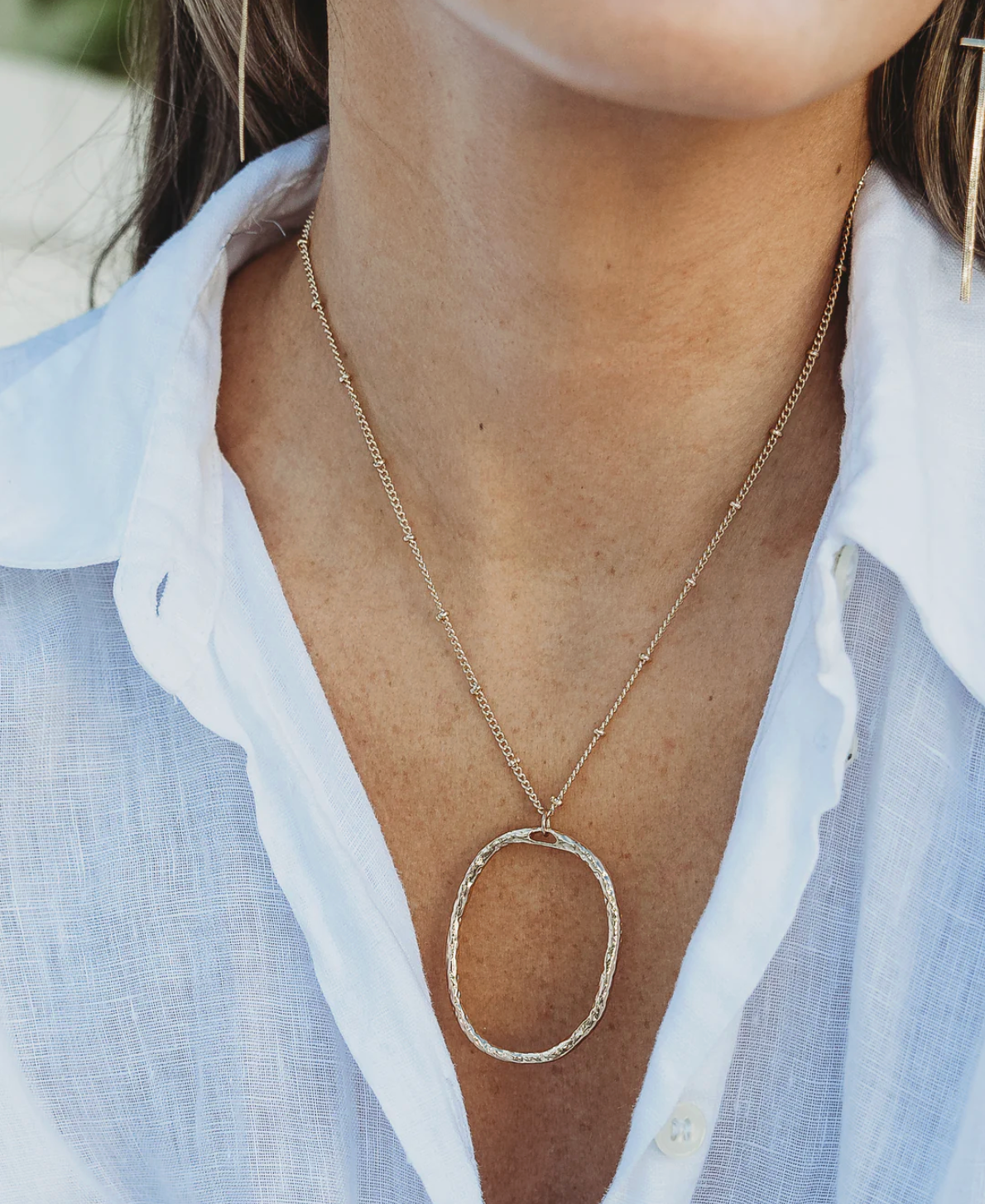 LYNN GOLD NECKLACE WITH 2" OVAL HAMMERED PENDANT